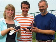 Willi und Inga Tiemann und Prof. Gerd Rehk&auml;mper vom wissenschaftlichen Gefl&uuml;gelhof.