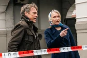 Kriminalkommissar Matti Wagner (Pierre Besson) trifft am Tatort auf Gertrud Vanderkamp (Therese H&auml;mer).