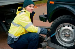Maren (Rosalie Thomass) arbeitet bei einem Abschleppdienst.