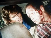 Dank dem treuen Hund Boomer findet Jonathan (Michael Landon, l.) den verletzten Harvey (Jim Edgcomb, r.). Dank dem treuen Hund Boomer findet Jonathan (Michael Landon, l.) den verletzten Harvey (Jim Edgcomb, r.).