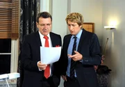 Gunter (Hermann Toelcke, l.) erkennt, dass das „Drei Könige“ wegen Micks (Tobias Rosen, r.) Nachlässigkeit seinen Status als „Ancient Listed Hotel“ verloren hat. Gunter (Hermann Toelcke, l.) erkennt, dass das „Drei Könige“ wegen Micks (Tobias Rosen, r.) Nachlässigkeit seinen Status als „Ancient Listed Hotel“ verloren hat.