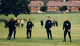 Training der Nationalmannschaft bei der WM 1966 (von l. nach r. Siegfried Held, Uwe Seeler, Franz Beckenbauer, Helmut Haller).
