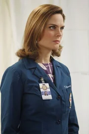 Ein neuer Fall f&uuml;r die "Knochenj&auml;gerin" Brennan (Emily Deschanel): Ein Student namens Jimmy Bouvier, genannt "Biber", wurde tot im Inneren eines Otter-Maskottchenkost&uuml;ms gefunden.