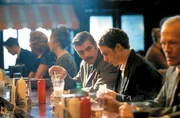 Als ihm CIA Agent Jim Byrd (George Clooney) gesteht, dass er genau in das Profil des amerikanischen Geheimdienstes passt, dass er der geborene Killer sei, kann Game-Show-Erfinder Chuck Barris (Sam Rockwell, l.) nicht widerstehen ...