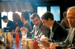 Als ihm CIA Agent Jim Byrd (George Clooney) gesteht, dass er genau in das Profil des amerikanischen Geheimdienstes passt, dass er der geborene Killer sei, kann Game-Show-Erfinder Chuck Barris (Sam Rockwell, l.) nicht widerstehen ...