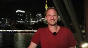 Tobi Kämmerer vor der nächtlichen Skyline Frankfurt's. Tobi Kämmerer vor der nächtlichen Skyline Frankfurt's.