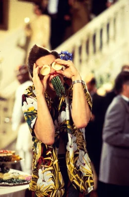 Ace Ventura (Jim Carrey) benimmt sich auf einem Empfang tierisch daneben.