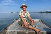 Der Chiemsee, auch &bdquo;Bayerisches Meer&ldquo; genannt, ist der gr&ouml;&szlig;te See Bayerns und ein wahres Paradies f&uuml;r Natur- und Wasserliebhaber. F&uuml;r "Wundersch&ouml;n" begibt sich Judith Rakers auf Spurensuche. Sie will herausfinden, was das besondere Lebens- und Urlaubsgef&uuml;hl dieser beliebten Ferienregion ausmacht.; WDR Fernsehen WUNDERSCH&Ouml;N: CHIEMSEE &ndash; WASSERWELT UND ALPENZAUBER, am Sonntag (06.10.24) um 20:15 Uhr. Der Chiemsee, auch &bdquo;Bayerisches Meer&ldquo; genannt, ist der gr&ouml;&szlig;te See Bayerns und ein wahres Paradies f&uuml;r Natur- und Wasserliebhaber. F&uuml;r "Wundersch&ouml;n" begibt sich Judith Rakers auf Spurensuche. Sie will herausfinden, was das besondere Lebens- und Urlaubsgef&uuml;hl dieser beliebten Ferienregion ausmacht. &copy; WDR/Bavaria Entertainment GmbH, honorarfrei - Verwendung gem&auml;&szlig; der AGB im engen inhaltlichen, redaktionellen Zusammenhang mit genannter WDR-Sendung bei Nennung "Bild: WDR/Bavaria Entertainment GmbH" (S2+). WDR Kommunikation/Redaktion Bild, K&ouml;ln, Tel: 0221/220 -7132 oder -7133, Fax: -777132, bildkommunikation@wdr.de
