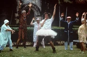 Ace Ventura (Jim Carrey, Mitte) l&auml;sst sich als Patient in eine Nervenheilanstalt einliefern. Dort will er herausfinden, ob Ray Finke - ein ehemaliger Spieler der Football-Mannschaft - etwas mit dem Verschwinden des Maskottchens zu tun haben k&ouml;nnte.