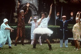 Ace Ventura (Jim Carrey, Mitte) l&auml;sst sich als Patient in eine Nervenheilanstalt einliefern. Dort will er herausfinden, ob Ray Finke - ein ehemaliger Spieler der Football-Mannschaft - etwas mit dem Verschwinden des Maskottchens zu tun haben k&ouml;nnte.