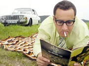 Ferdinand Kilian (Robert Kratz) tr&auml;umt vom kommenden Auftritt der Beatles in Marburg. Im Hintergrund sein stadtbekannter Ford 17M.