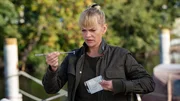 Helen Dorn (Anna Loos) findet am Tatort einen Ohrring.