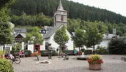Blick auf den Brunnenplatz in Willingen mit dem &bdquo;Don Camillo", der fr&uuml;heren Kirche von Willingen, jetzt eine Kneipe und Restaurant.