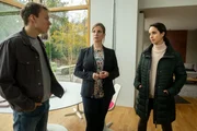 Mit Hilfe der Ehefrau Eva (Julia J&auml;ger, M.) und dem Sohn des Opfers Jannik Selinski (Andreas Warmbrunn, l.), versucht sich Annabell Lorenz (Stephanie Stumph, r.) ein Bild vom Leben und Umfeld des Toten zu machen.
