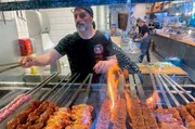 Der Raum Mannheim-Ludwigshafen ist ein Hotspot f&uuml;r orientalische Grillkunst in Deutschland. In Ne'fis Grill- und Kebabhaus im Bahnhof von Oggersheim brutzeln leckere Lamm- und H&auml;hnchenspie&szlig;e auf einem riesigen Holzkohle-Grill - ganz im Stil der gro&szlig;en Grillmeister aus dem s&uuml;dostanatolischen Gaziantep.