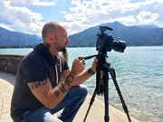 Fotograf Chris Tille an seinem Arbeitsort, dem Tegernsee.