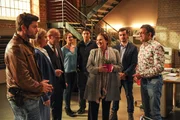 Das Team um Martina Seiffert (Astrid M. F&uuml;nderich, 2.v.l.) verabschiedet Prof. Lisa Wolter (Eva Maria Bayerwaltes, 3.v.r.). Jo Stoll (Peter Ketnath, l.), Michael Kaiser (Karl Kranzkowski, 3.v.l.), Selma Kirsch (Yve Burbach, 4.v.l.), Rico Sander (Benjamin Strecker, 4.v.r.), Benedikt F&ouml;rster (Florian W&uuml;nsche, 2.v.r.) und Jan Arnaud (Mike Zaka Sommerfeldt, r.) werden die Rechtsmedizinerin vermissen.