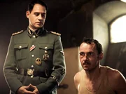Sturmbannf&uuml;hrer Heindrich (Moritz Bleibtreu, li.) foltert den franz&ouml;sischen Agenten Pierre (Julien Bo&icirc;sselier).