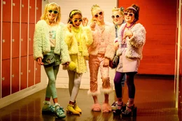 Die (G)L&auml;mmer-Girls (Amelie Lammers, Lovena B&ouml;rschmann, Laila Ziegler, Mina Lindenschmidt v.l.n.r.) haben Lottas beste Freundin Cheyenne (Yola Stresse, r.), auf ihre Seite gezogen.