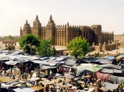 Der Marktplatz vor der Gro&szlig;en Moschee von Djenn&eacute;.