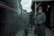 General Major Seegers (Ernst St&ouml;tzner, re.) erwartet den G&uuml;terzug mit der geheimen Ware.