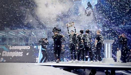 &bdquo;Team Spirit&ldquo;, das Siegerteam des &bdquo;The International 2023&ldquo; unmittelbar nach ihrem gro&szlig;en Sieg. Sie rei&szlig;en den Pokal des Turniers, die Schale &bdquo;Aegis&ldquo; in die Luft. Konfetti f&auml;llt in der Climate Pledge Arena zu Boden. Fast 20.000 Fans jubeln den Siegern zu.