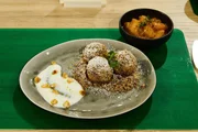 Leibgericht: Gef&uuml;llte Topfenkn&ouml;del mit Nussbr&ouml;sel, Marillen-Thymian- R&ouml;ster, Vanille-Limetten-Joghurt und karamellisierten Haseln&uuml;ssen von Viktoria Seidl