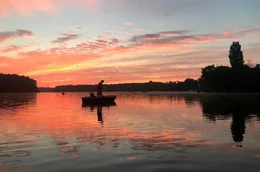 Die Gegend um den Lehnitzsee bei Oranienburg ist noch ein Geheimtipp: Bei Sonnenschein bleibt der See im n&ouml;rdlichen Berliner Umland ein gem&uuml;tliches Fleckchen, wo sich der Sommer gut aushalten l&auml;sst. Tolle Strandb&auml;der, sch&ouml;ne Marinas und auch sonst l&auml;sst sich hier unterwegs viel entdecken. - Angler am Lehnitzsee.
