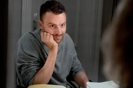 Sollen sie, sollen sie nicht? Mit der Zeit findet Dennis (Friedrich M&uuml;cke) es ziemlich verlockend, das viele Geld zu behalten und sein und Marens (Rosalie Thomass, rechts) Leben damit in Ordnung zu bringen.