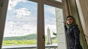 Der Film erz&auml;hlt davon, was Bildung neben Selbstoptimierung und Karrierechancen vor allem sein kann: Der gemeinsame Versuch, einen richtigen Weg zu finden. Bing&uuml;l (Yeliz Simsek) erkl&auml;rt Mathematik.
