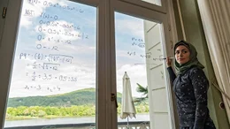Der Film erz&auml;hlt davon, was Bildung neben Selbstoptimierung und Karrierechancen vor allem sein kann: Der gemeinsame Versuch, einen richtigen Weg zu finden. Bing&uuml;l (Yeliz Simsek) erkl&auml;rt Mathematik.