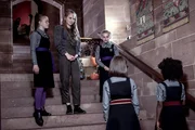 W&auml;hrend die liebestrunkenen Lehrerinnen alle hinter Alberto Braunweber her sind, besch&auml;ftigt die drei Schwestern Esther, Esmeralda und Sybille (Jenny Richardson, Miriam Petche und Trixie Hyde von links nach rechts) ein Geheimnis im obersten Turmzimmer. Sybilles Freundinnen Clarissa (Kitty Slack links vorne) und Beatrix (Ynez Williams, rechts vorne) wissen nicht, was sie davon halten sollen.