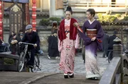 Sayuri  (Ziyi Zhang, l.) wird von der erfahrenen Geisha Mameha (Michelle Yeoh, r.) ausgebildet.