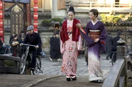 Sayuri  (Ziyi Zhang, l.) wird von der erfahrenen Geisha Mameha (Michelle Yeoh, r.) ausgebildet.