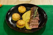 Leibgericht: Lammr&uuml;cken im Zitronen-Minz-Mantel mit Auberginen-Dip und Kartoffelmedaillons von Dennis Aseev
