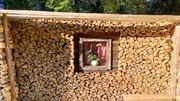 Holz vor einer H&uuml;tte im Tal der Almen.