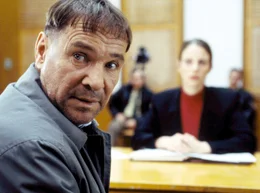 Die Staatsanw&auml;ltin (Julia J&auml;ger) versucht herauszufinden, ob Karmanns Gest&auml;ndnis echt war. Karmann (G&ouml;tz George) vermutet zu Recht, dass sein eigener Anwalt ihn in diese Situation gebracht hat...