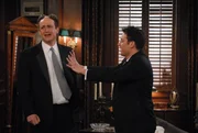 Lilys Kusine hat Marshall (Jason Segel, l.) zu einer neuen Frisur &uuml;berredet. Als er jedoch das Ergebnis sieht, ist er total geschockt  - und greift zum Rasierer. Ted (Josh Radnor, r.) kann ihn gerade noch rechtzeitig vor der Glatze retten ...