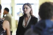 Brennan (Emily Deschanel, Mi.) informiert ihr wartendes Team &uuml;ber Booth' Gesundheitszustand.