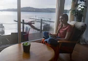 Morgan Strandhed (Silvie Furneaux) freut sich, ihrem alten Psychiater Jake Strathearn au&szlig;erhalb von dessen Praxis gegen&uuml;berzusitzen.