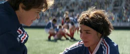 Nach dem Ausscheiden bei der WM kann Marinette (Garance Marillier, r.) auch von ihrer Trainerin &Eacute;lisabeth (Caroline Proust, l.) nicht getr&ouml;stet werden.