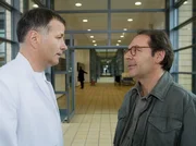 Dr. Heilmann (Thomas R&uuml;hmann, links) hat bei Dr. Weimar (Peter von Strombeck) nach einem Schw&auml;cheanfall massive gesundheitliche Sch&auml;den festgestellt. Als er Dr. Weimar darauf anspricht, erz&auml;hlt ihm dieser, dass er wahrscheinlich nur noch 1-2 Jahre zu leben hat und bietet ihm gleichzeitig die Klinikleitung in Mosambik an.