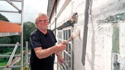 Alfred Jordy hat streicht die Fassade seines historischen Anwesens.