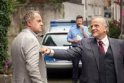 Nach einer anstrengenden Nacht ist Killmer (Uwe Ochsenknecht, links) noch nicht wieder ganz auf der H&ouml;he. Er fragt sich, ob es etwas zu bedeuten hat, dass B&uuml;rgermeister Dr&ouml;mmer (Bernhard Sch&uuml;tz) ihm zur Hochzeit gratuliert &hellip;?