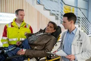 Dr. Jan K&uuml;hnert (Marc Dimutru, r.) fragt den Vater (Martin Feifel, M.) von Leonie nach seinen Beschwerden.