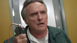 Payne (Dennis Hopper) hat einen t&ouml;dlichen Sprengsatz unter einem Linienbus angebracht, der mit all seinen Passagieren in die Luft fliegt, sobald dessen Geschwindigkeit unter 50 Meilen pro Stunde f&auml;llt.