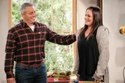 Adam Burns (Matt LeBlanc, l.); Andi Burns (Liza Snyder, r.)