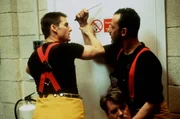 Ethan (Tom Cruise, l.) stoppt seinen Kollegen Krieger (Jean Reno, r.), denn der macht mit seinen Gegnern kurzen Prozess.