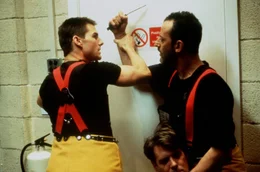 Ethan (Tom Cruise, l.) stoppt seinen Kollegen Krieger (Jean Reno, r.), denn der macht mit seinen Gegnern kurzen Prozess.