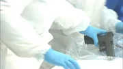 Im Labor des LKA in München werden DNA-Proben der vermutlichen Tatwaffe entnommen. Im Labor des LKA in München werden DNA-Proben der vermutlichen Tatwaffe entnommen.